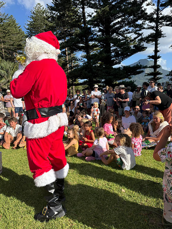 Christmas on Lord Howe Island - Santa visiting the kids